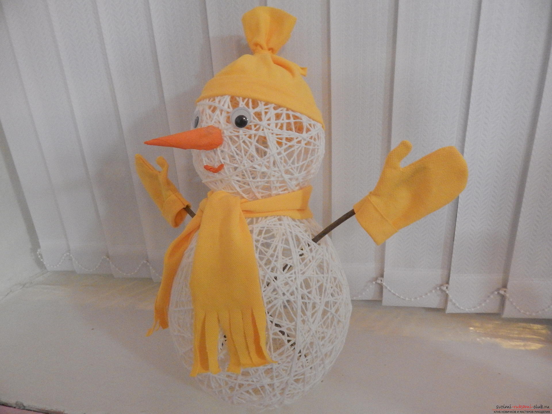 Новогодние поделки очень разнообразны, создать снеговика своими руками можно даже из ниток, если за окном мало снега.. Фото №13
