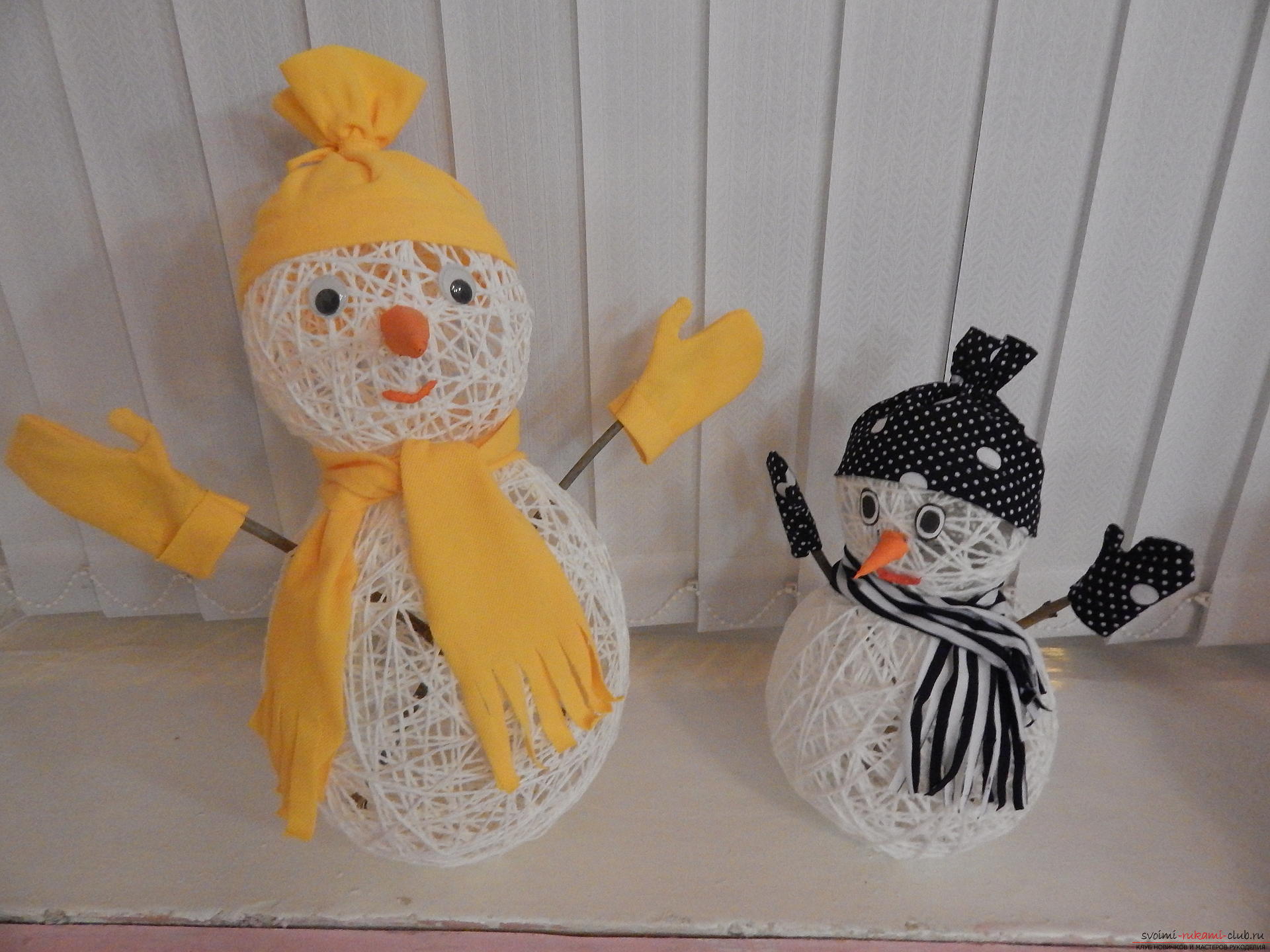 Новогодние поделки очень разнообразны, создать снеговика своими руками можно даже из ниток, если за окном мало снега.. Фото №14