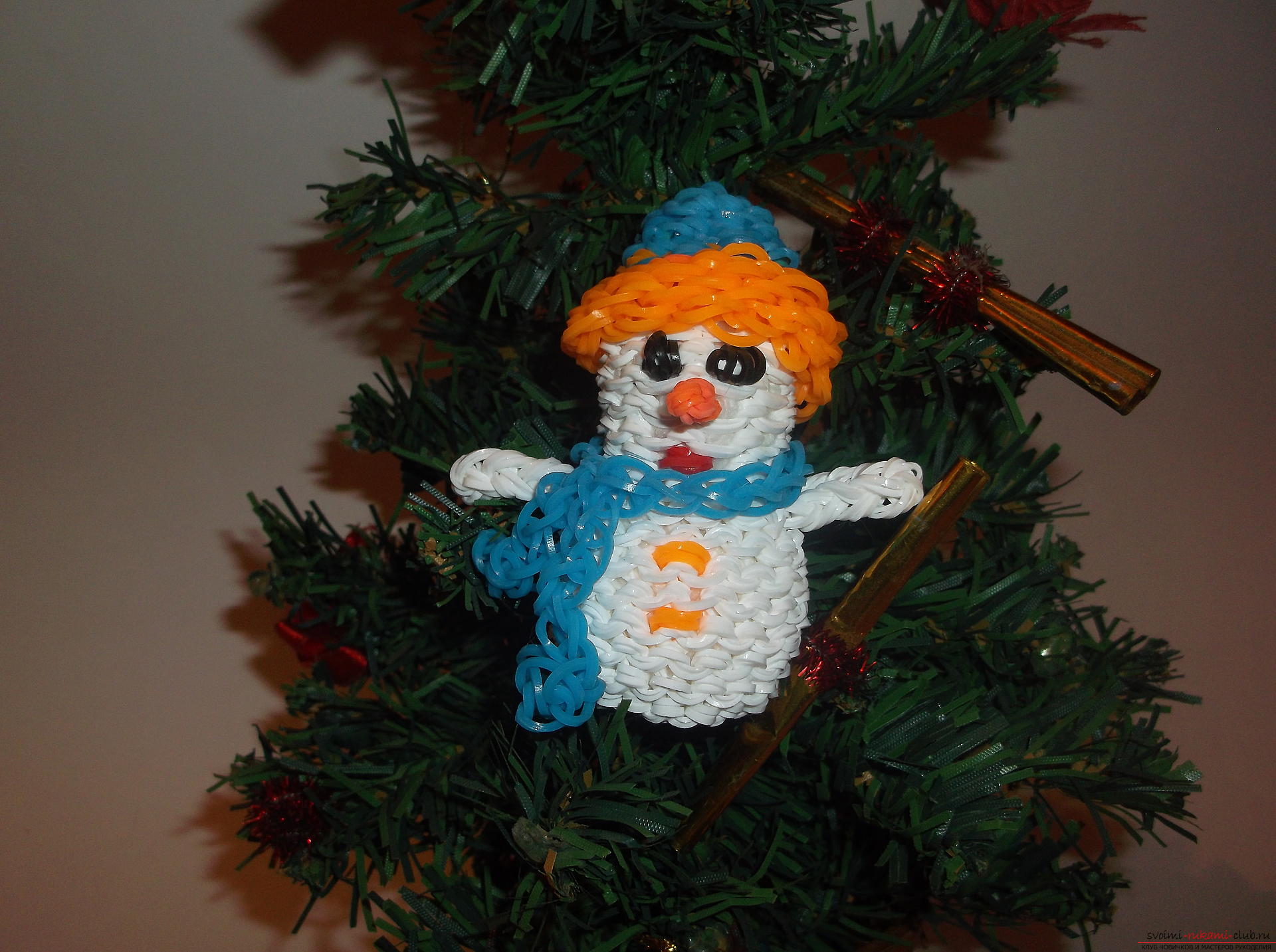 Фото к уроку по плетению из резиночек снеговичка к новогодним праздникам. Фото №22