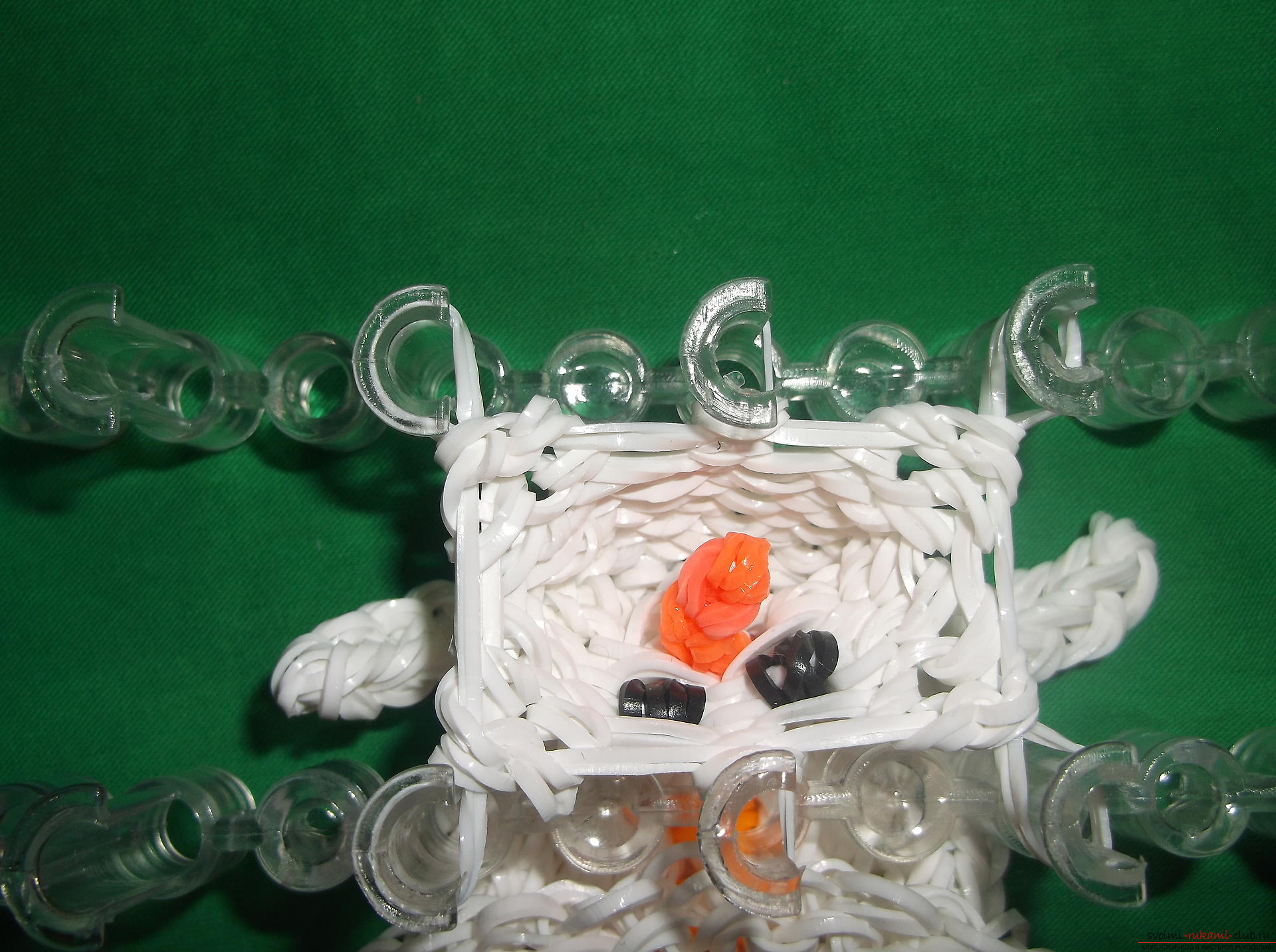 Фото к уроку по плетению из резиночек снеговичка к новогодним праздникам. Фото №12
