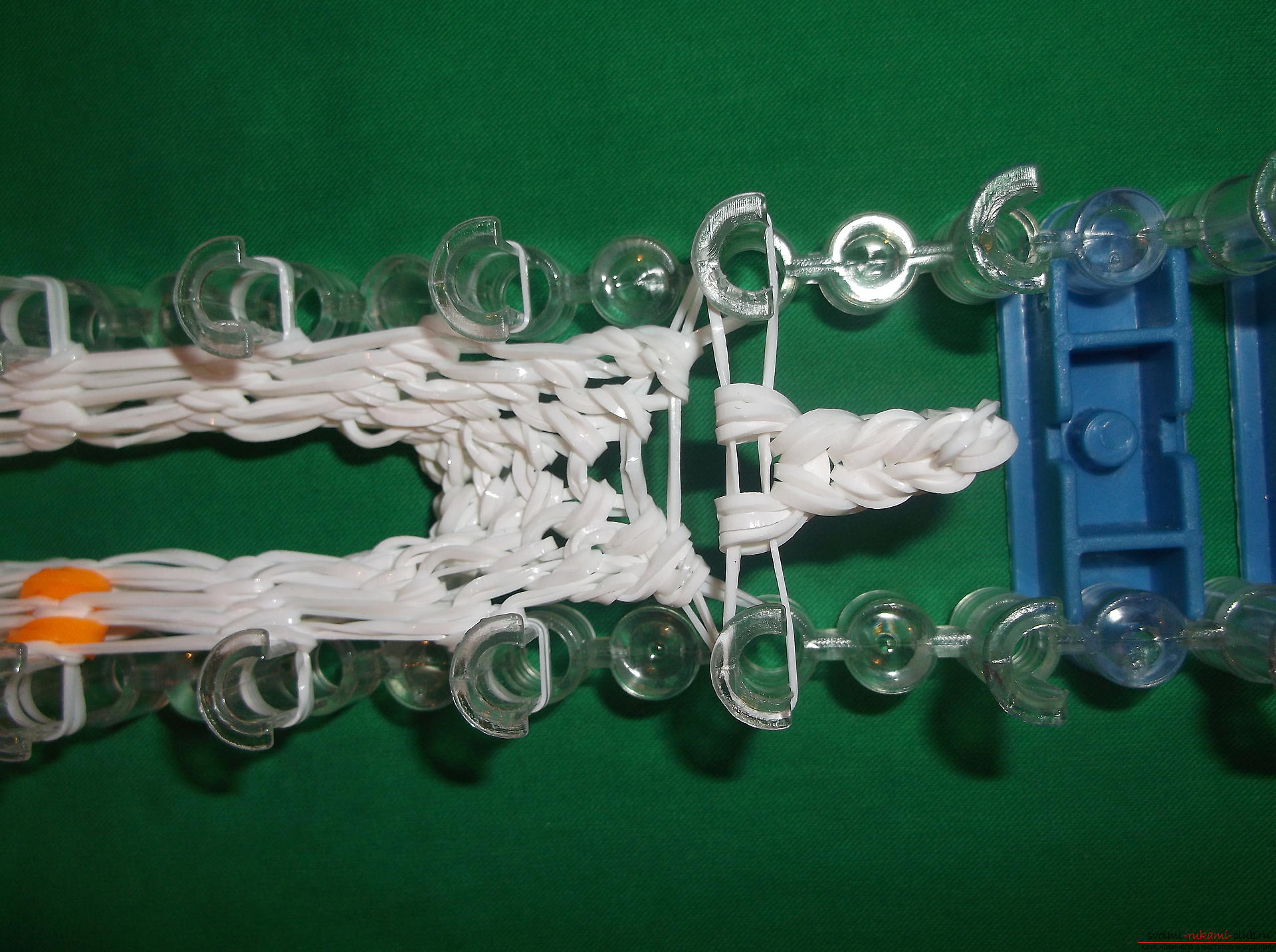 Фото к уроку по плетению из резиночек снеговичка к новогодним праздникам. Фото №7