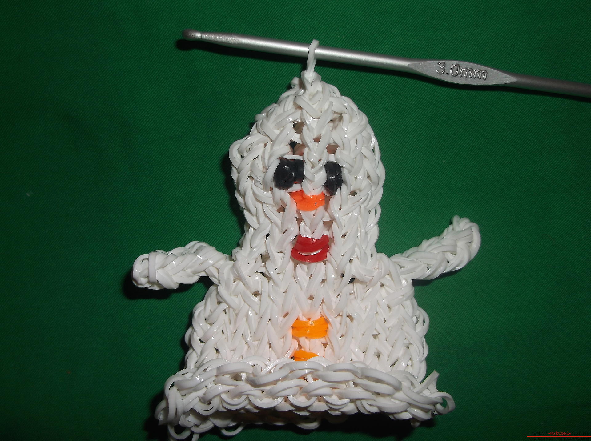 Фото к уроку по плетению из резиночек снеговичка к новогодним праздникам. Фото №15