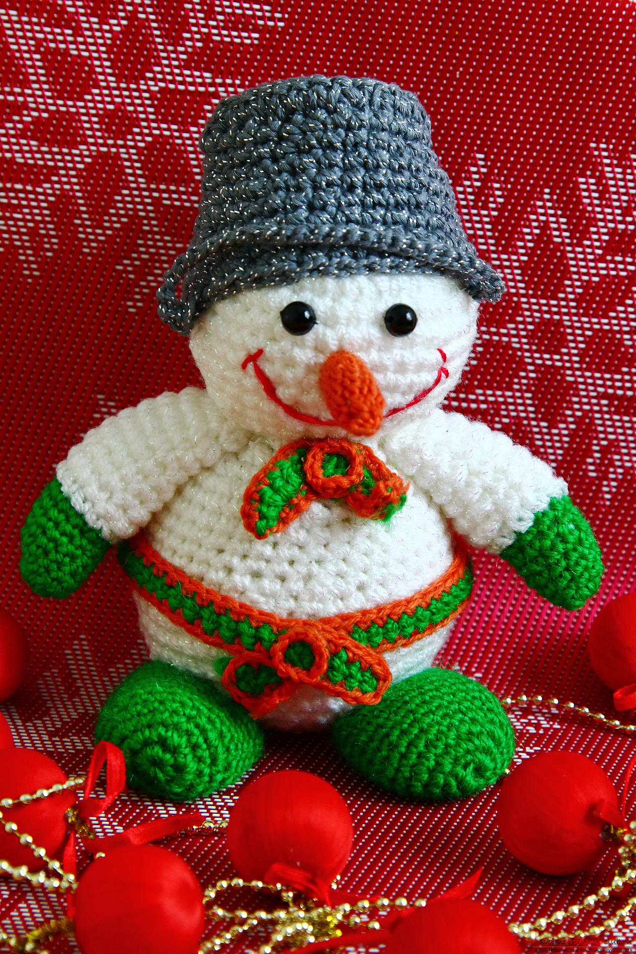 Вяжем новогоднего снеговика крючком с подробным мастер-классом, дополненном пошаговыми фото. Фото №35