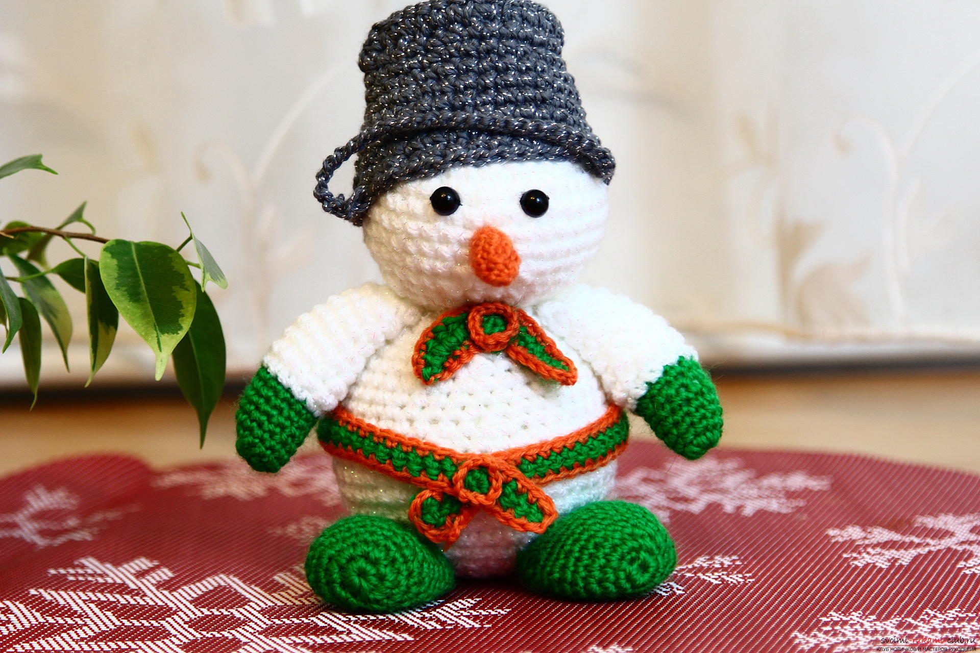 Вяжем новогоднего снеговика крючком с подробным мастер-классом, дополненном пошаговыми фото. Фото №34