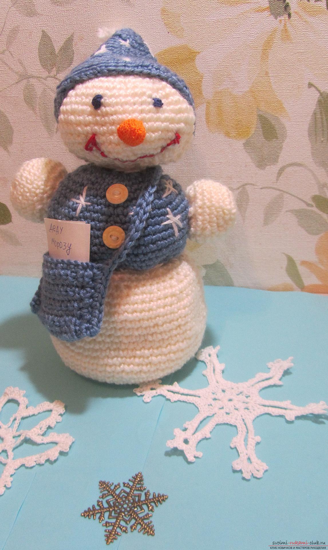 Мастер-класс расскажет как создать новогоднюю поделку - вязаного крючком снеговика Степу. Фото №1