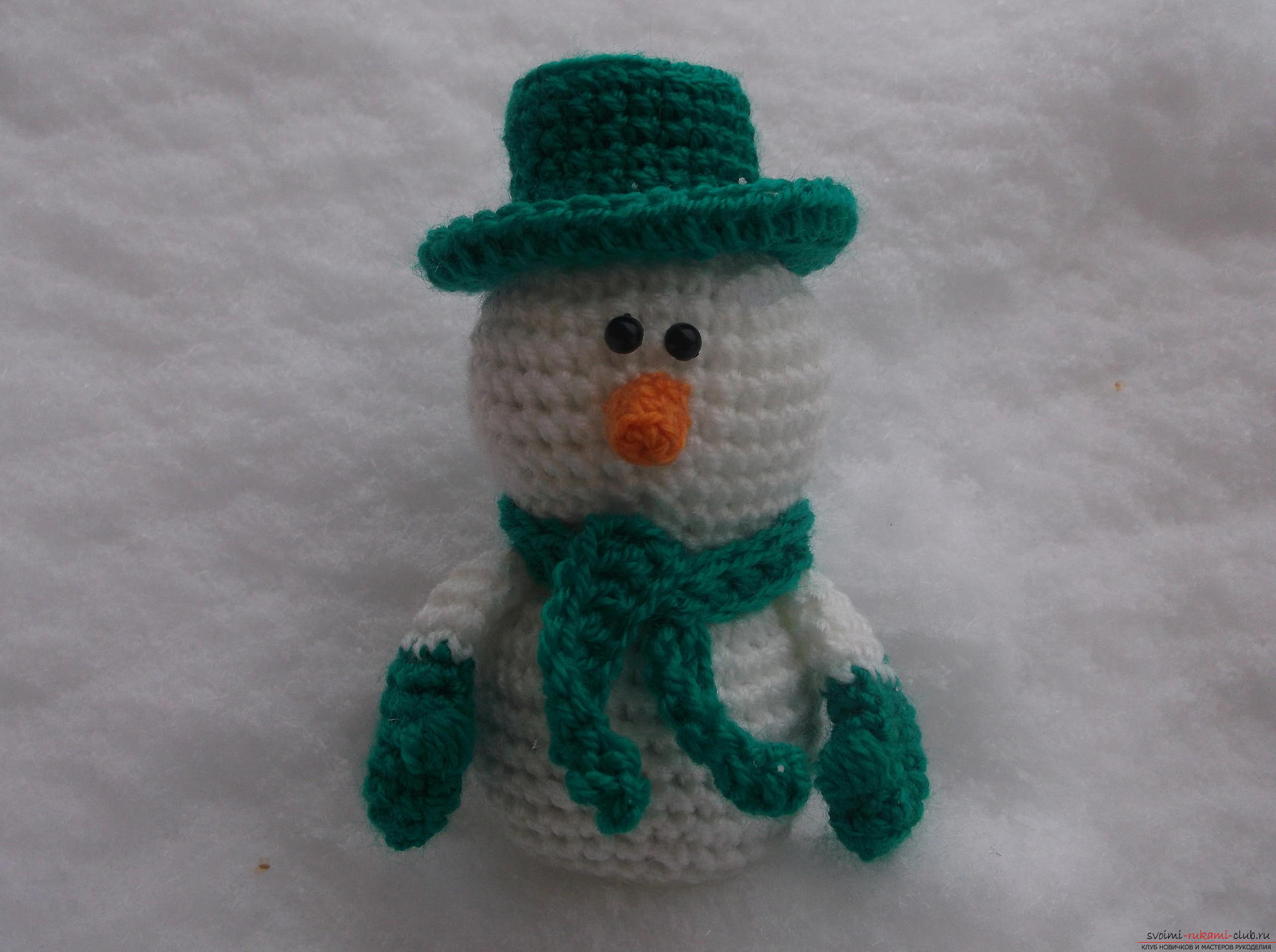 Мастер-класс научит как связать симпатичную новогоднюю поделку - снеговика в шляпе. Фото №10