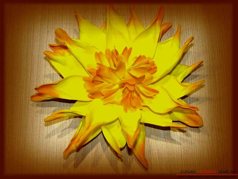 Мастер-класс с пошаговыми фото научит как изготовить цветы из фоамирана своими руками. Фото №1