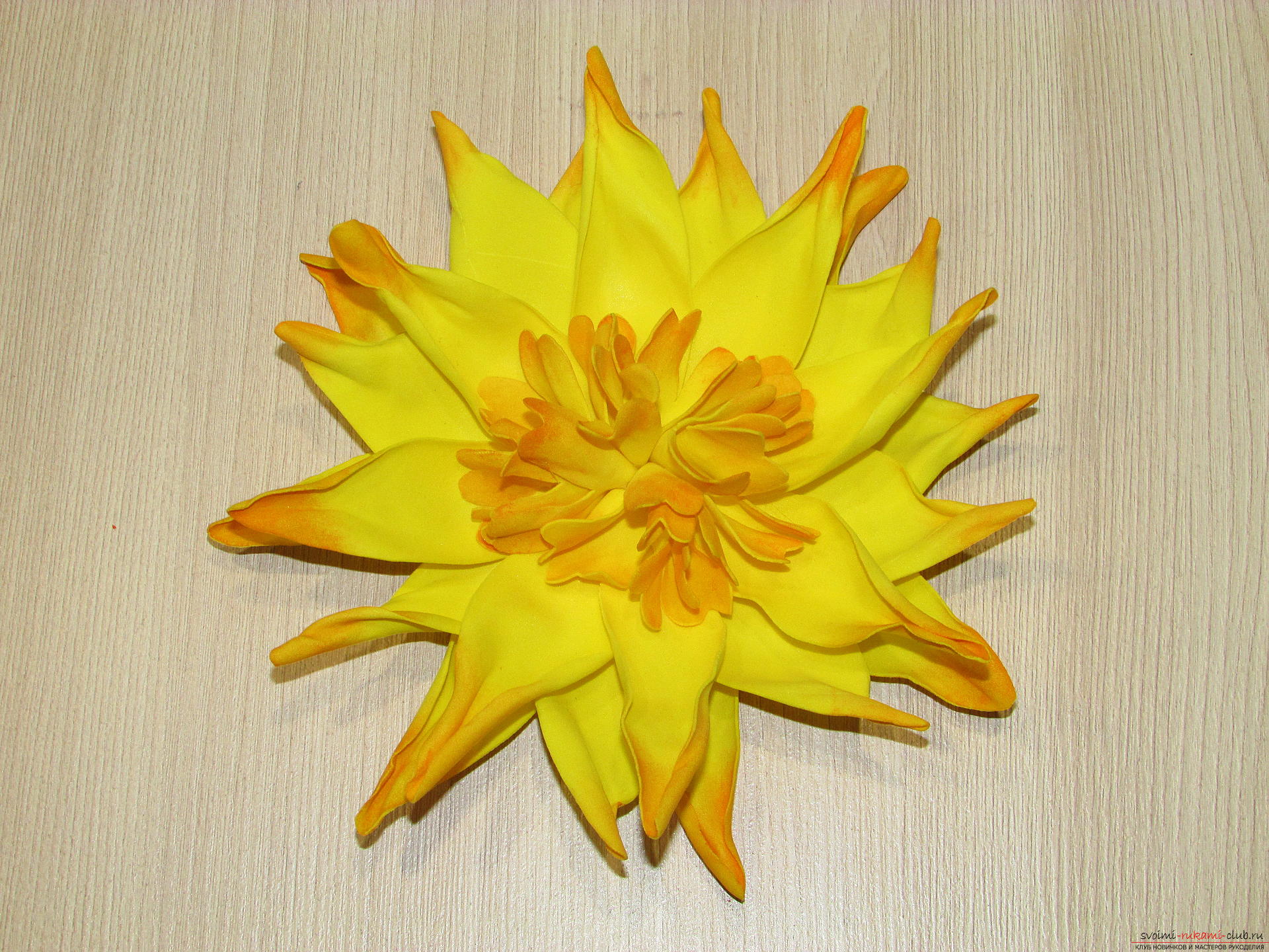Мастер-класс с пошаговыми фото научит как изготовить цветы из фоамирана своими руками. Фото №18