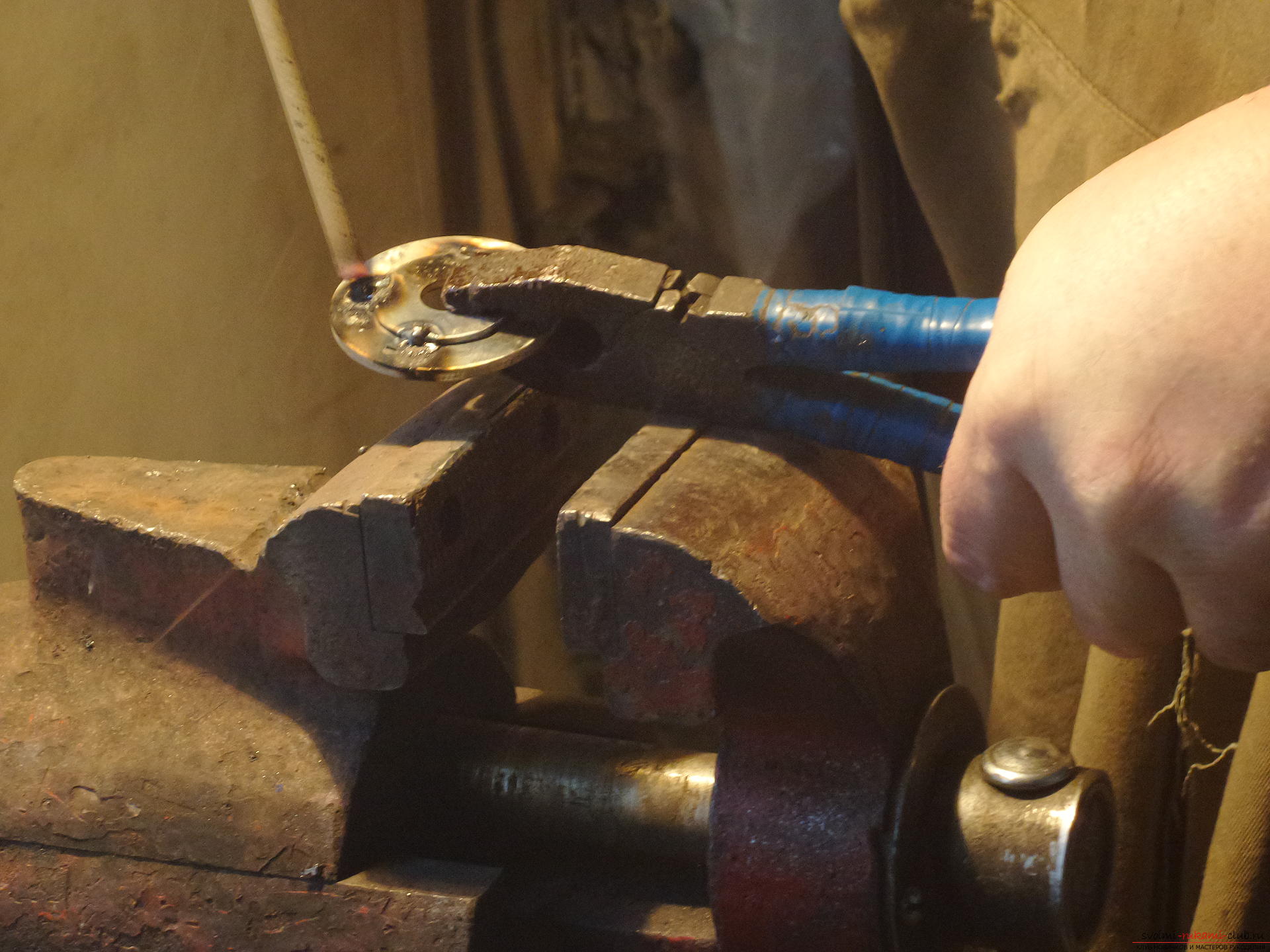 Этот мастер-класс научит как сделать своими руками поделку - телегу из железа. Фото №3