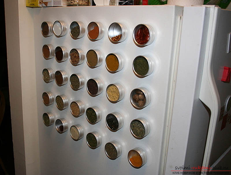 Как с помощью простых и доступных способов можно украсить обычный кухонный холодильник
