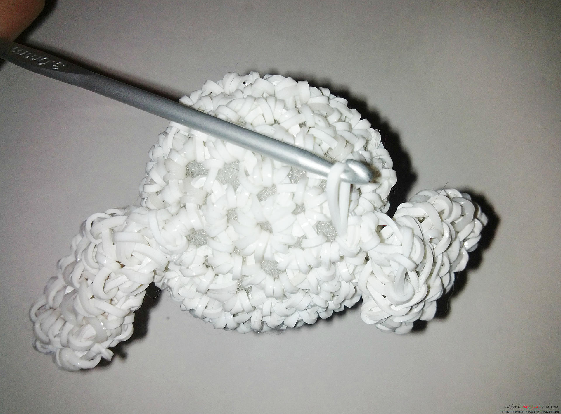 Этот мастер-класс плетения из резинок игрушки научит как создать своими руками зайчика. Фото №10