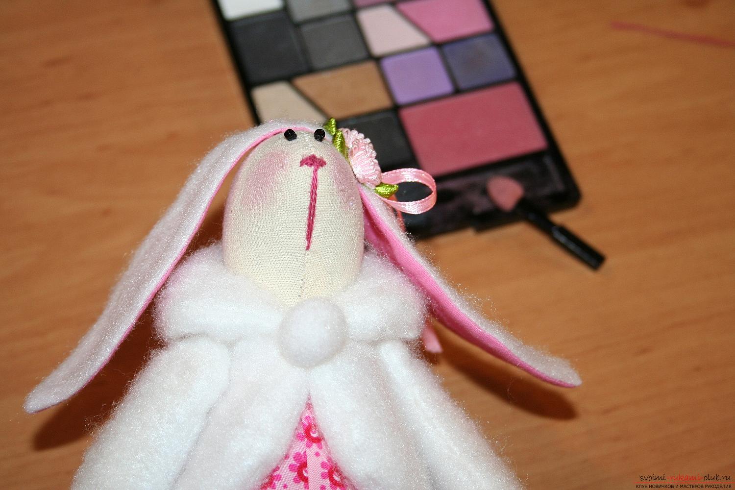 Мастер-класс по созданию новогодней куклы поможет сделать зайку Тильду своими руками. Фото №46