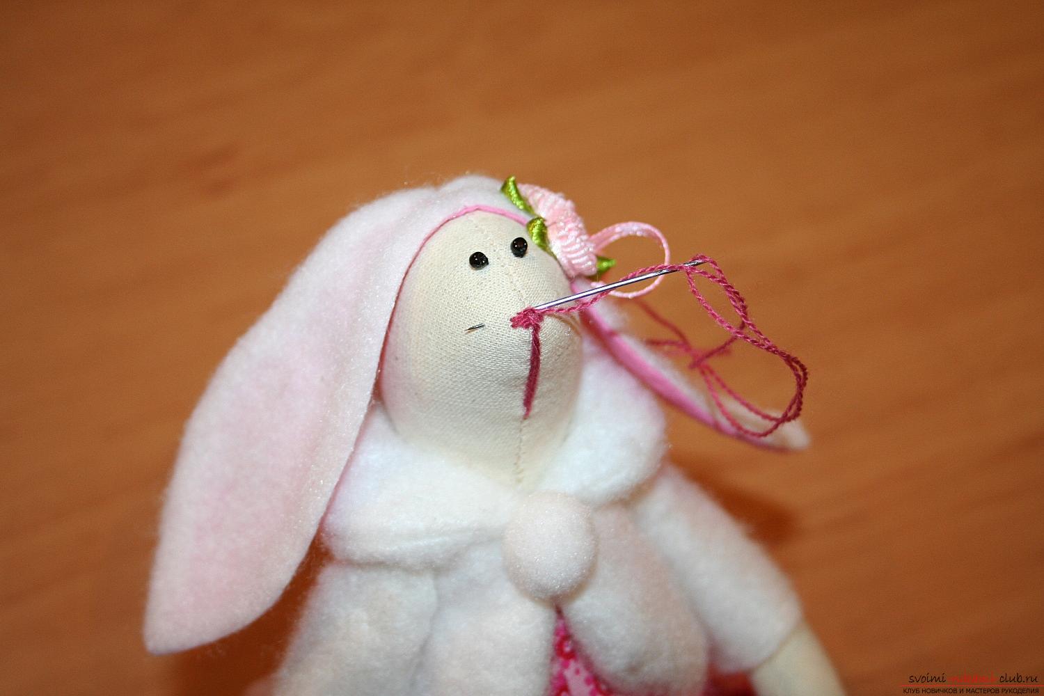Мастер-класс по созданию новогодней куклы поможет сделать зайку Тильду своими руками. Фото №45