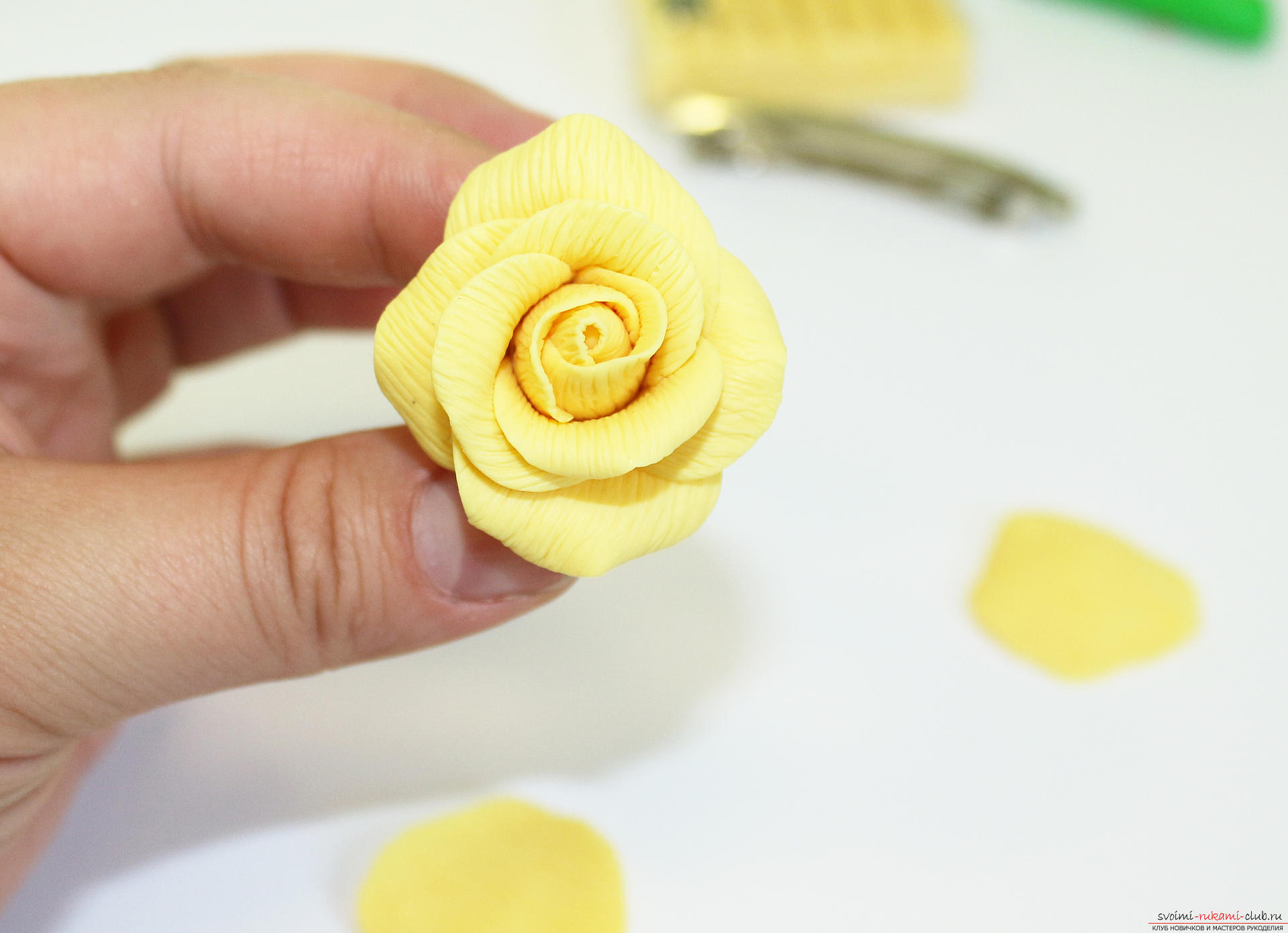 Этот подробный мастер-класс с фото и описанием научит как делать своими руками цветы из полимерной глины для заколки.. Фото №17