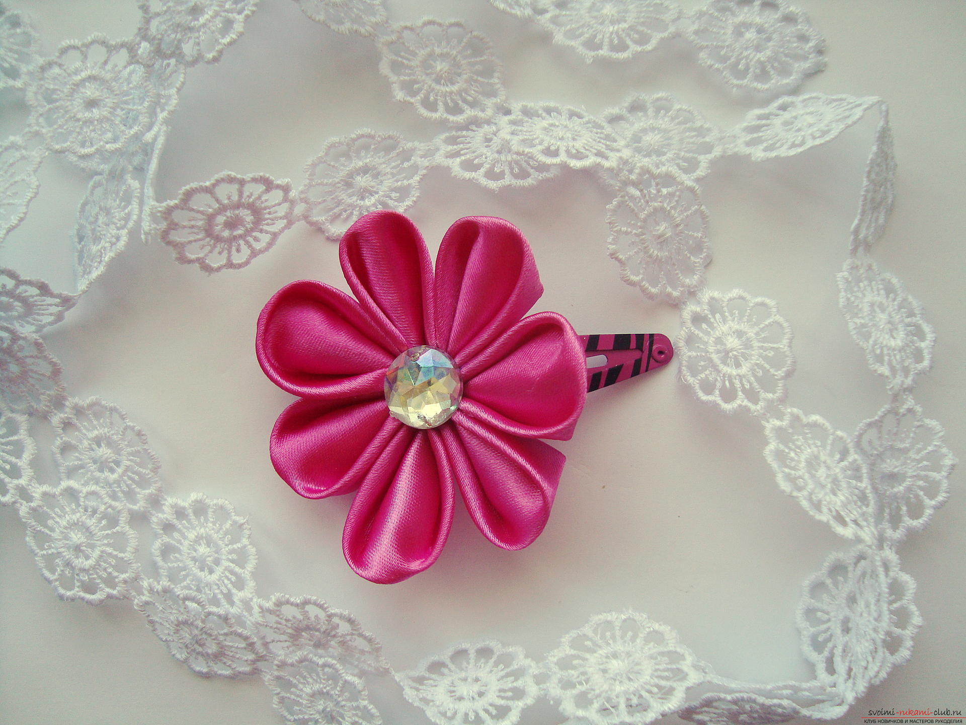 Пошаговые инструкции с фото по созданию цветка из лет с круглыми лепестками в технике канзаши. Фото №19
