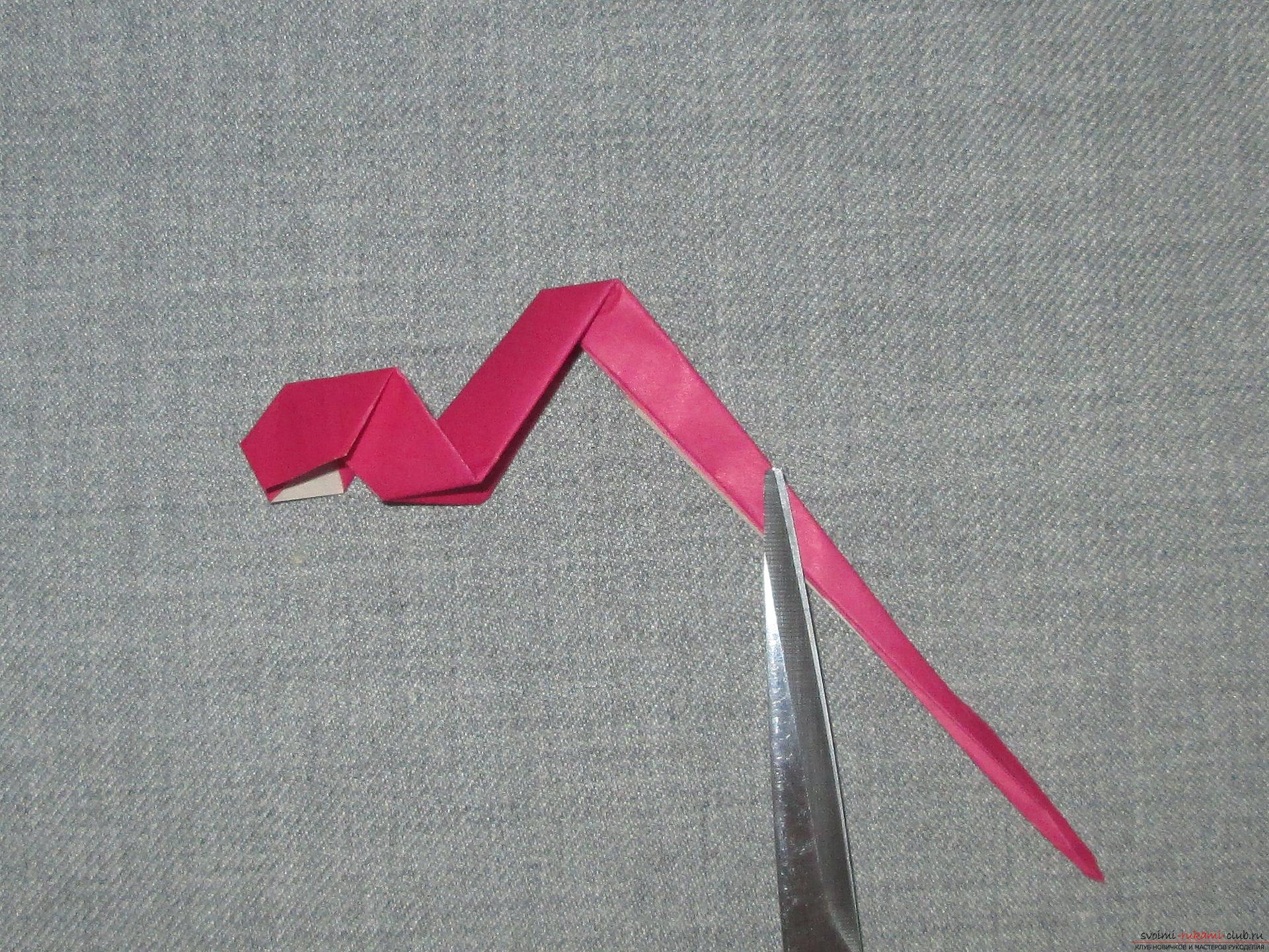Этот подробный мастер-класс оригами для детей 8 лет научит как сделать оригами-змейку из бумаги.. Фото №12