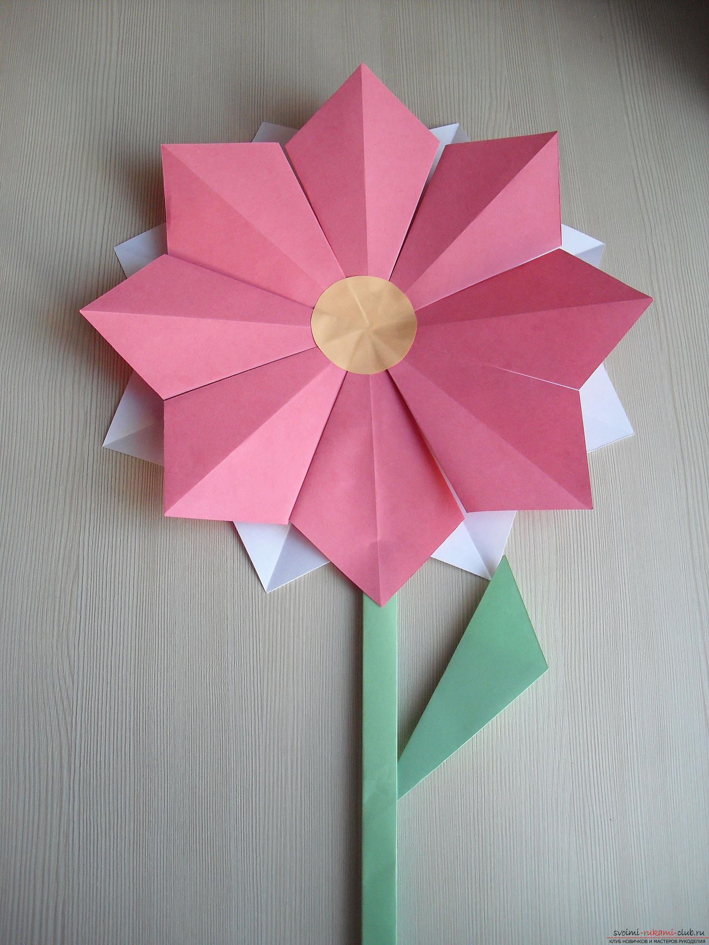 Этот мастер-класс научит как сделать цветок-оригами из бумаги.. Фото №1