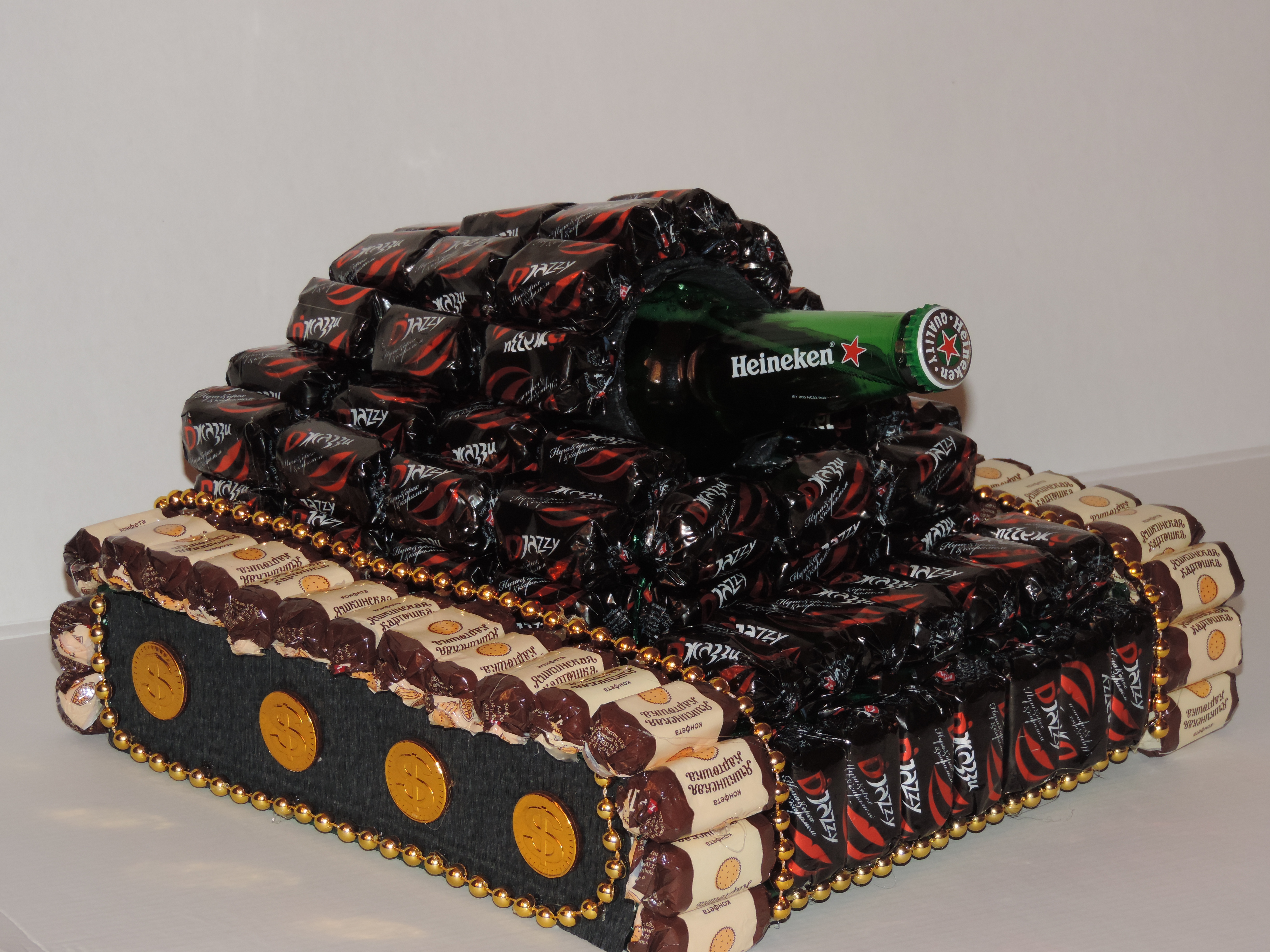 Пивной танк на 23. Подарок на 23 февраля танк из конфет.