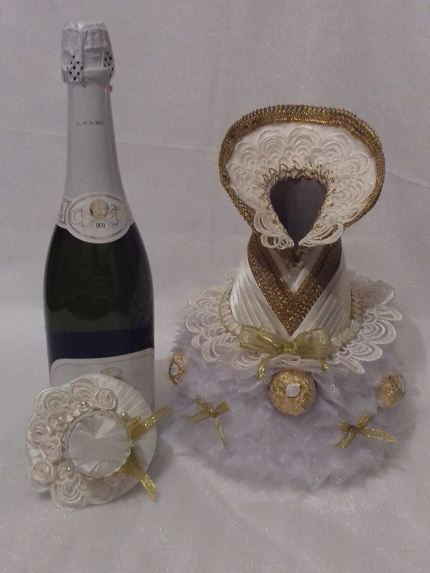 Шампанское оформленное в наряд невесты с конфетами 