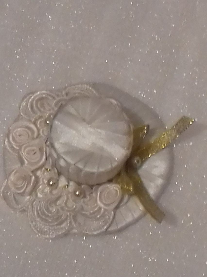 Шампанское оформленное в наряд невесты с конфетами 